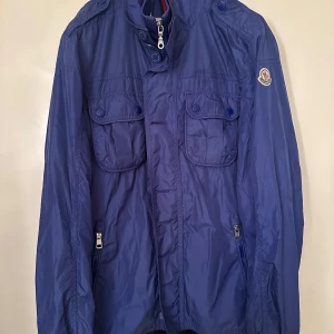 Moncler windbreaker  - Moncler windbreaker/Field jacket. Storlek 3 passar M/L fint skick, zip huvudet är bytt på ena se bild. Pris 2190kr.