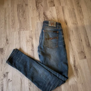 Nudie Jeans - Ett par riktigt snygga nudie jeans.. De har en smal passform och är perfekta för en stilren look. Passar dig som är mellan 170 - 177cm lång ish. Märkesdetaljer syns på både knapp och etikett. Skick är 7/10 använda menInga defekter alls!