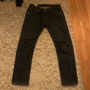 Levis 501 jeans - Klassiska Levis 501 jeans i en riktig fet blå färg. Säljs pga att dom inte riktigt är min stil längre 