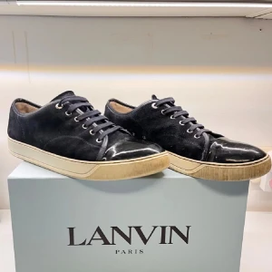 Lanvins - Säljer dessa sjukt feta lanvins i navy blå med glans! Storlek 45! Skick 8,5/10! Kan gå ner i pris vid snabb affär. Hör av dig vid minsta fundering 🤝