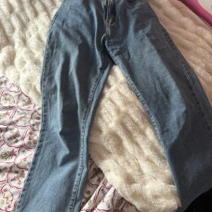 Blå jeans från Missguided - Snygga blå jeans från Missguided i en klassisk straight fit. De har en mellanhög midja och storleken är 36 med regular lenght. 