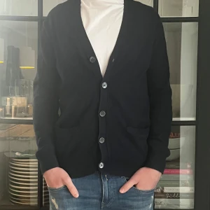 Polo Ralph Lauren cardigan - En snygg cardigan ifrån Polo Ralph Lauren i storlek xs! Tröjan är i mycket bra skick utan några större defekter! Skick: 8/10! Nypris: 2399kr! Mitt pris: 499kr! 
