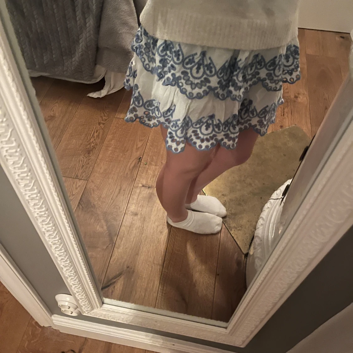 Vit kjol med blåa detaljer - 2