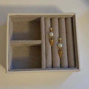 Gina Earrings  - 49Kr för ett par💞 gjorda i rostfritt stål vilket innebär att de inte tappar färg eller färgar av sig! Beställ via Plick eller Ebnorth.quickbutik.se🫶🏼 hör av er vid frågor 🤗