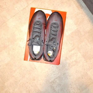 Nike dn - Helt nya Nike Dn skor. Jag säljer de för 1900 kr ny pris är 2200 kr. Säljer de på grund av att de är it min typ.