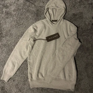 Oscar Jacobsson Kashmir Hoodie - Tjena, säljer nu min sprillans (använd 1 gång) nya Kashmir hoodie från Oscar Jacobsson. Hoodien är helt slutsåld och går för ca 2200kr ny! Denhär är i storlek M och säljs för endast 1299kr! Hör gärna av dig vid frågor.