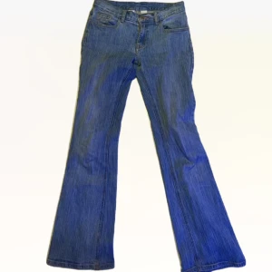 Brandy Melville jeans - Brandy bootcut jeans köpta på plick, lite slitna längst ner. Pris kan diskuteras💗 innerbenslängd- 80cm midjemått- 70cm💗