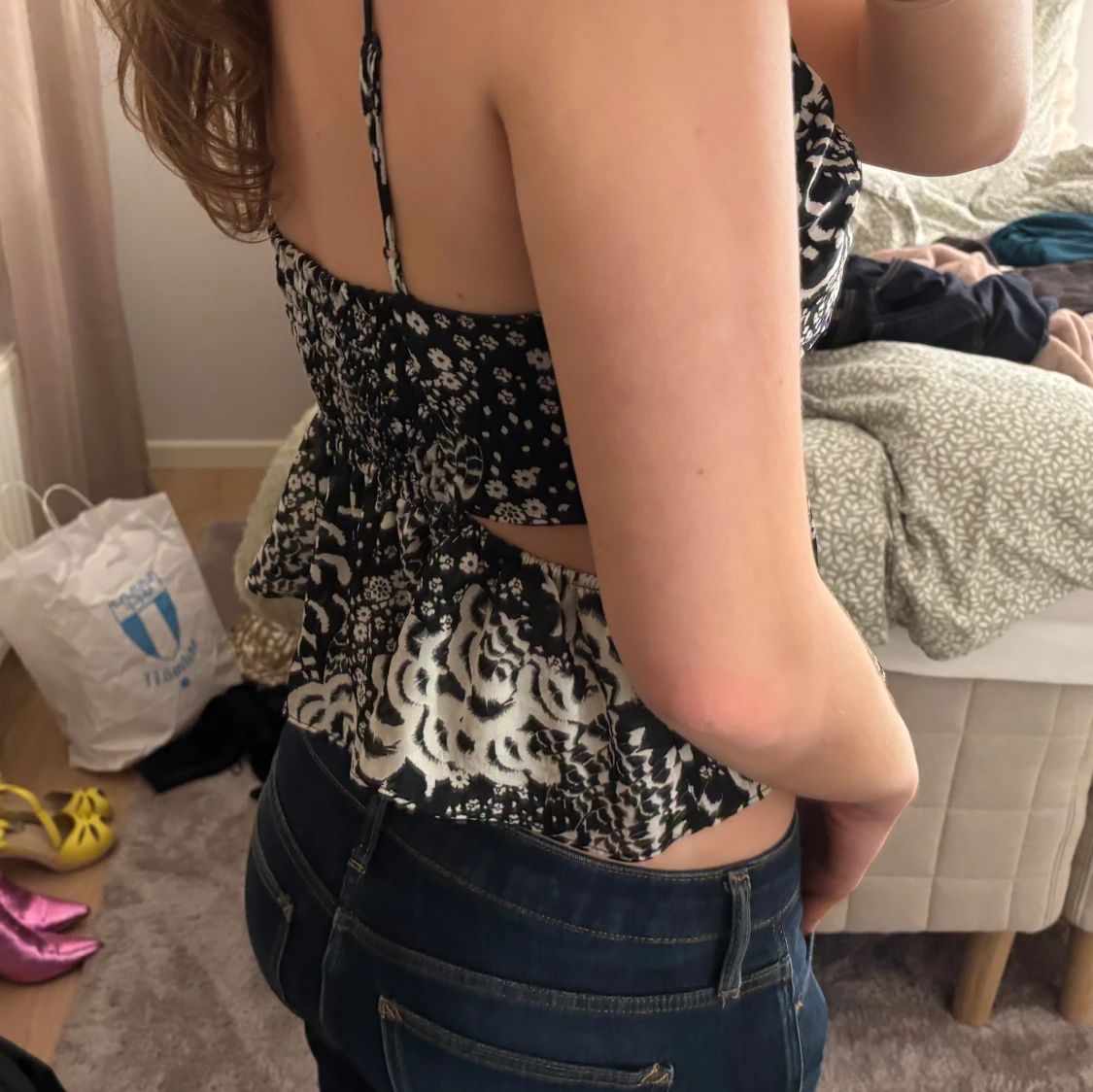 Unik topp med öppning - 1