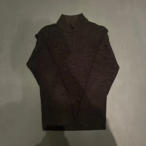 Stickad halfzip  - Säljer en snygg stickad halfzip från märket Pier One i bra skick, osäker på storlek men sitter som xs/s. Hör av dig vid minste fundering eller fråga!