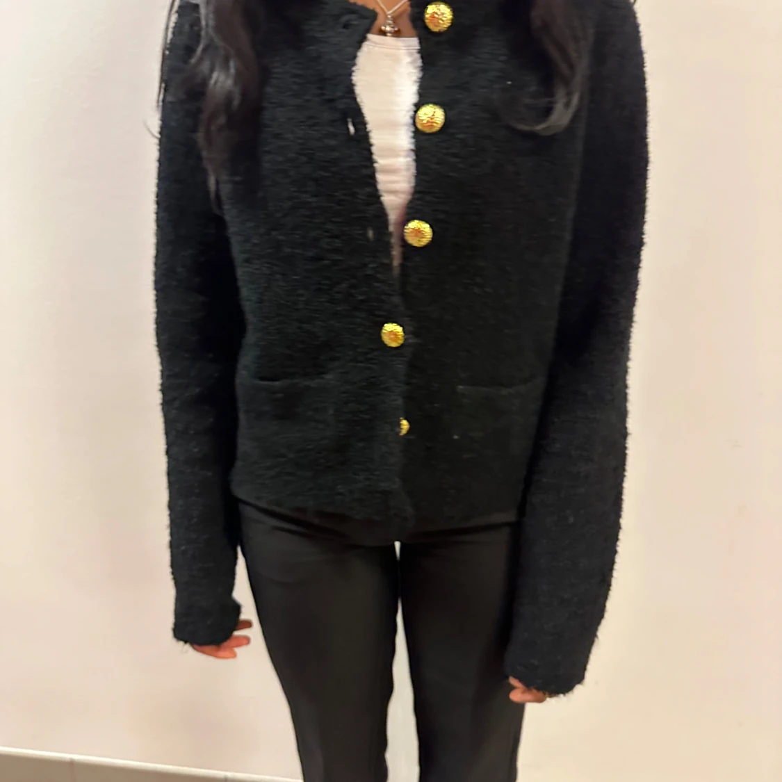 Svart stickad kofta med guldknappar - 1