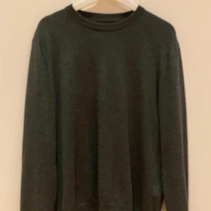 Merino ull tröja  - Tja! Säljer nu min merino ull tröja då den blivit för liten för mig. Tröjan är från These glory days och är i bra skick. Tröjan är i storlek Large och i färgen grå. Hör gärna av dig vid minsta fråga 😁
