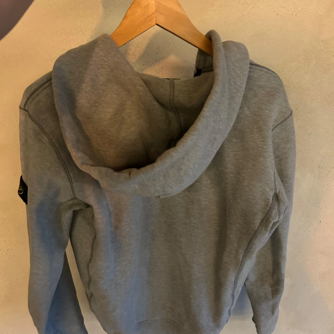 Grå hoodie från Stone Island - 1