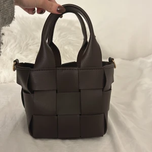 Mörkbrun väska  - Så snygg ”flätad” mörkbrun väska!!🤎🤎