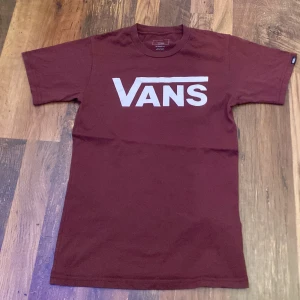 Vinröd t-shirt från Vans - Säljer en vinröd t-shirt från Vans, använt fåtal gånger