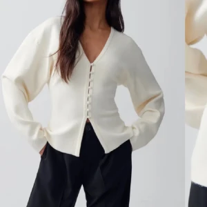 Populär ginatricot kofta - Jättefin kofta från Ginatricot!! Jättebra skick, pris kan diskuteras!!💕