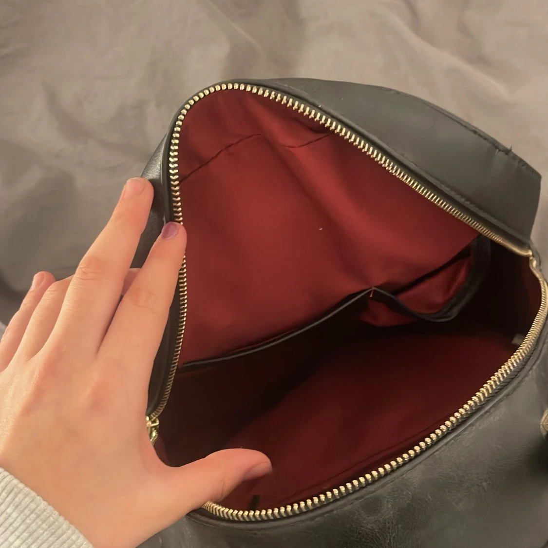 Svart ryggsäck med guldlogga - 2