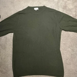 Grön Kashmirtröja från Davids cashmere - Grön Kashmirtröja i storlek M från Davids cashmere. Färgen finns inte kvar på deras hemsida. Fick i julklapp förra julen men den har inte kommit till användning, använd kanske 3 gånger. Inga defekter eller tecken på användning. Nypris: 2600, mitt pris: 800. Jag är 188 och väger 70 kg och den sitter bra på mig, kanske lite tajt och kort i ärmar beroende på ens preferenser.