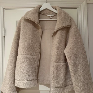 Beige teddyjacka från H&M - Mysig beige teddyjacka från H&M med dragkedja framtill.  Endast använd en gång🩷