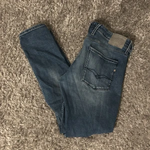 replay anbass jeans  - säljer dessa replay jeans som jag köpte i sommras. skick enligt bilder storlek w36 L34