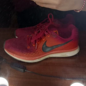 Nike performance Zoom Pegasus 34 - Säljer dessa lila/orange Nike performance Pegasus 34 med en nike logga. Perfekta för träning eller en aktiv vardag. Köparen står för frakten! 