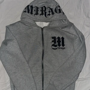 Mirage Zip Hoodie | Custom Streetwear - Grå väldigt hög kvalité zip hoodie (400 GSM) från vårt eget företag. Vi har sålt massvis i Sverige och vill fortsätta expandera. Storlekar S/M/L finns samt barn storlekar (alltså kortare armar osv). SKRIV TILL OSS FÖRST FÖR ATT CHECKA VILKA STORLEKAR SOM FINNS KVAR DÅ DEM SÄLJS FORT !  