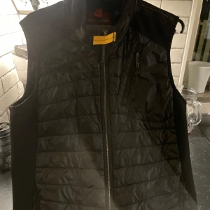 Svart dunväst från Parajumpers (warm up) - Parajumpers warm up väst i mycket bra skick. Pris kan diskuteras.