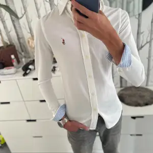 Säljer min Ralph lauren skjorta sjick 10/10 i storlek XS. Skriv vid funderingar