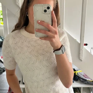 Stickad T-shirt  - Säljer den här fina stickade T-shirten i gräddvit, då den är lite för liten🥹✨ Den är från HM men finns inte att köpa längre🫶🏼 Hör av er vid frågor 💞 