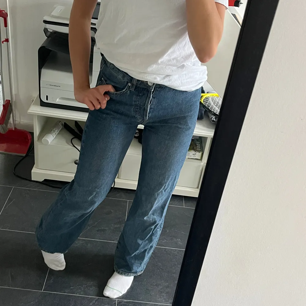 Jeans från BIKBOK, superfina jeans som jag vuxit ur…💙 Skulle säga att dom är mellanhöga i midjan🥰 . Jeans & Byxor.