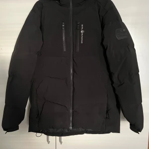 Sail racing Patrol Down jacket  - En sail racing dunjacka perfekt för vintern, Jackan är i bra skick och passar dig som vill ha en varm och skön jacka till vintern , Jackan är i storlek medium och jag kan tänkta mig att gå ner i pris vid en snabbaffär 