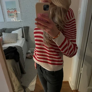 Stickad tröja  - Stickad tröja från Scotch & Soda. Bra skick och sparsamt använd 💕