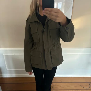 olivgrön jacka - säljer nu denna sjukt snygga jackan/overshirten som nästan aldrig är använd | Hör av er vid minsta lilla fundering!💕