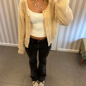 Kofta - Så fin gul/begie kofta, använd sparsamt så fint skick. Något missfärgad på ärmmuddarna, annars superbra!🥰Skriv vid frågor eller fler bilder!