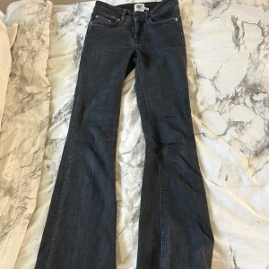 Grå jeans 💗 - Jättefina gråa jeans jag kan inte ha dina dom är försmå.❤️