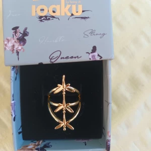 Ring ioaku - ringen har bara använts en gång. Gjord av guldpläterat stål