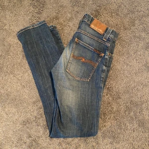 Nudie Jeans - Tjena, säljer de här Nudie jeansen då de är för små för mig. De är W28 L32 och i bra skick. pm✉️ för bilder mm.