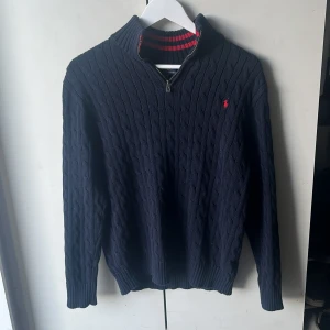 Polo Ralph lauren half zip - Hej! Säljer denna half zip pga av att jag inte använder den längre, 10/10 skick. Nypris 1500kr
