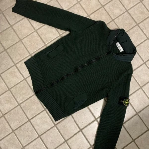 Sällsynt Stone Island cardigan äkta  - Mörkgrön Stone island cardigan i stl  xl / ungdom som är bra i storleken inte stor. De går även att fälla ut huvan om man skulle vilja de, fickorna är ytliga och sköna och alla äktheten finns, ni kan skanna koden eller skriva den & kolla sido patchen
