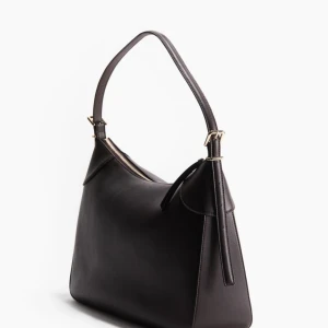 Vinröd/brun väska från hm  - Säljer denna vinröda/bruna väskan ifrån hm! Använd 2-3 gånger men har hittat en annan så tänkte sälja denna. Rymmer dator, böcker mm så perfekt skolväska!! Köparen står för frakt 💗