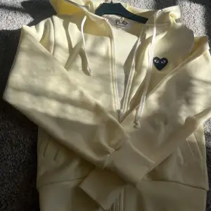 Zip up hoodie från cdg play i unik färg och asfett tryck på ryggen, Nypris ca 2000-3000kr  Använd fåtal gånger och i bra skick! 