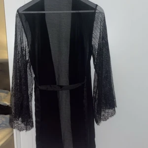 Morgonrock/kimono - Köpte den från hunkemöller för bara nån månad sen men fick nyligen en ny så därför kommer inte denna längre till andvändning så ofta💕 den har inga defekter eller skador, skriv till mig för fler bilder eller mer info!