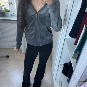 Grå hoodie med dragkedja - Säljer en supermjuk och bekväm grå hoodie med dragkedja framtill. Den har en klassisk design med långa ärmar och en praktisk ficka på magen. Perfekt för en avslappnad stil eller mysiga dagar hemma. Passar till det mesta och är ett måste i garderoben!