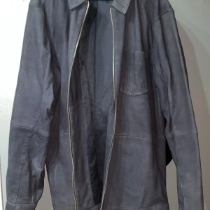 Mörkblå mocka jacka - Fin mörkblå mocka jacka knappt använd säljes pga för liten strl Priset kan diskuteras 