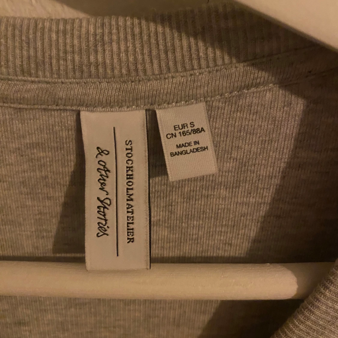 Grå ribbad t shirt ifrån &other stories - 91