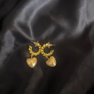 Örhängen  - Fina örhängen med hjärtan på De är tvättade Skriv vid fler frågor  Säljer fler smycken —->