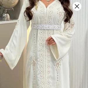 Vit kaftan  - kaftan som jag köpte från kaftan elegance i dec 2023 som är helt oanvänd därför ingen bild på. Storlek xs färgen vit.