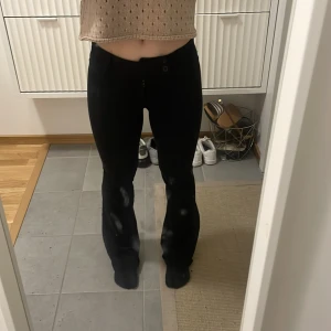Snygga svarta lowrised leggings  - Säljer denna coola svarta low waisted leggingsen 