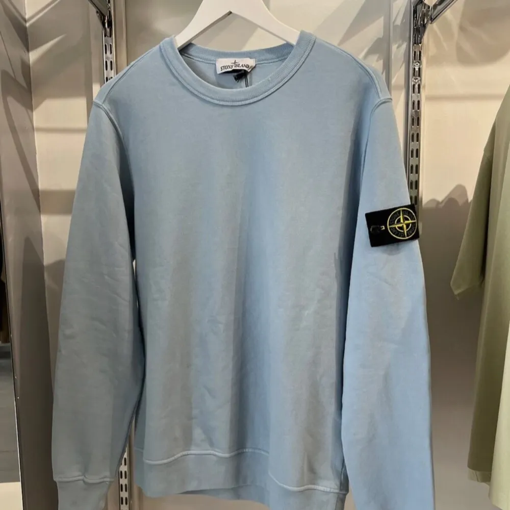 Stone island crewneck i nyskick använd 2-3 gånger nypris ca 2500kr  Säljer för 999kr. Tröjor & Koftor.