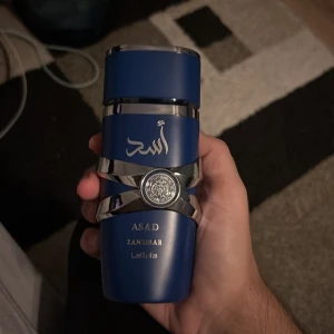 Parfym - Säljer min Lattafa Asad Zanzibar i 100ml. Den är i princip helt ny. Har sprayat max 3 sprut av flaskan.  Pris kan diskuteras!