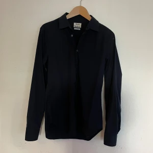 Mörkblå Acne Skjorta  - En mörkblå Slim fit Acne Studios skjorta i storlek S-M inga defekter eller fläckar skriv gärna om ni har frågor4️⃣5️⃣❤️